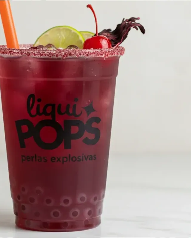 Coquetel vermelho com popping boba LiquiPops