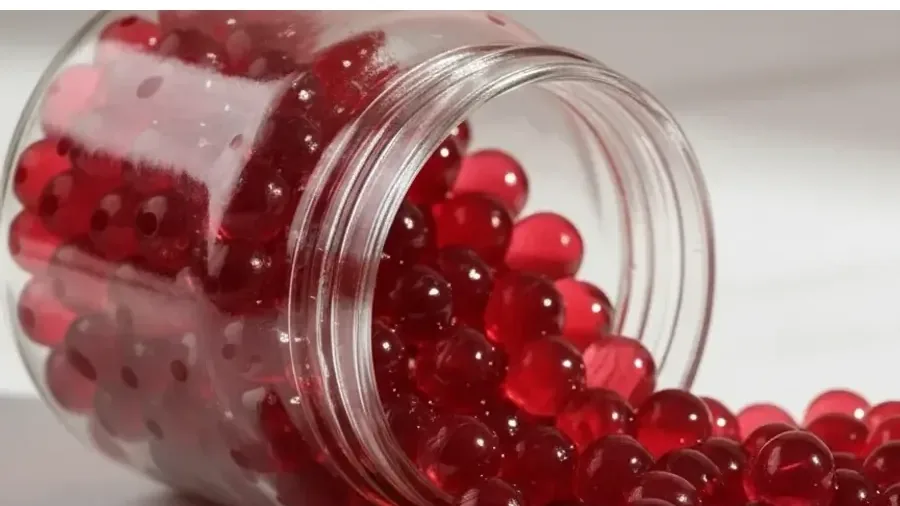 Pérolas explosivas LiquiPops vermelhas saindo de um pote